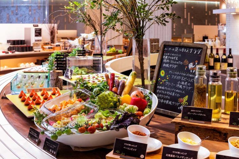 精选蔬菜和应季食材的自助餐厅