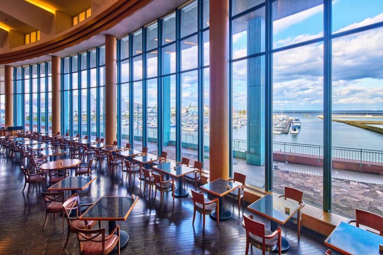靠近小樽港码头的海边餐厅「Terrace Brasserie」。※早餐自助餐的餐厅