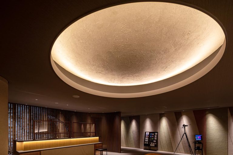 温柔的月光笼罩下的大堂和服务台