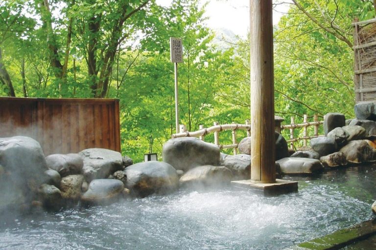 源泉流的露天温泉