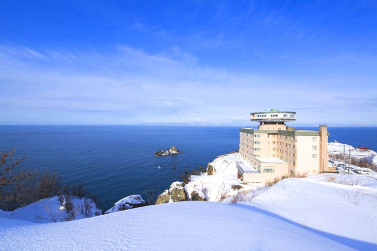 冬季，从房间里可欣赏到雪和海的绝美景色