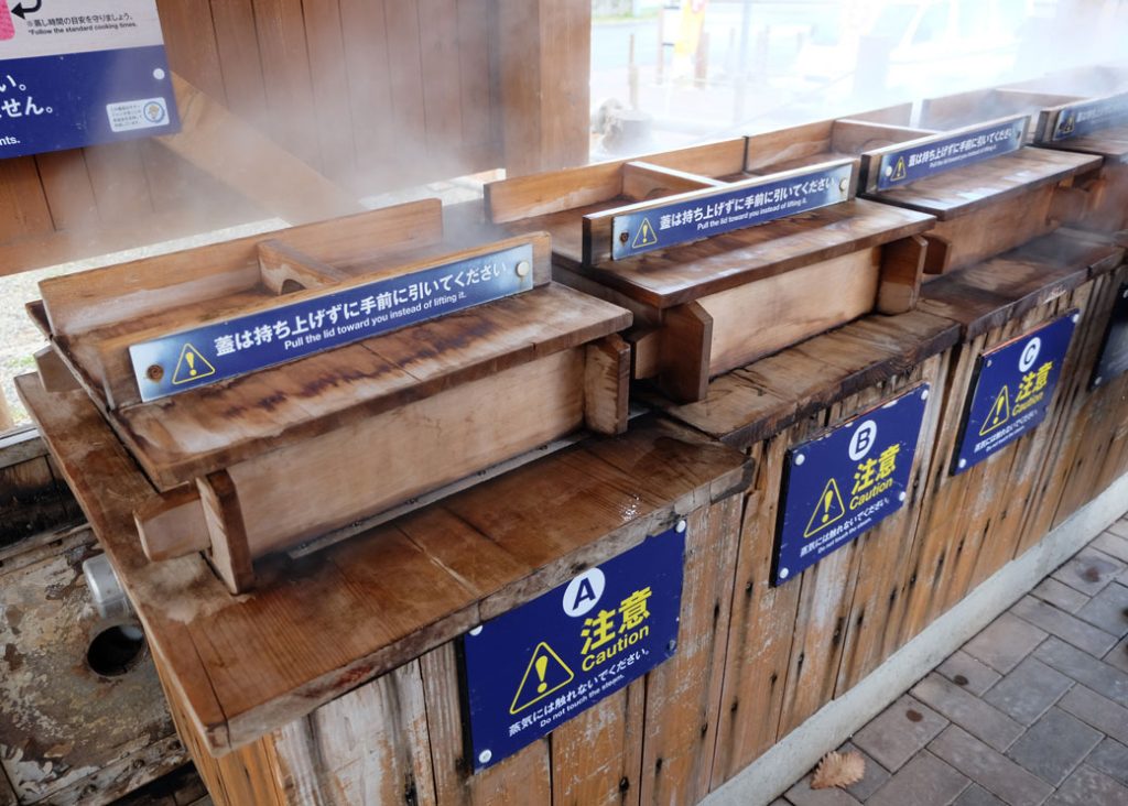 温泉蒸食处　能用天然温泉的蒸汽蒸食材的「温泉蒸釜」，可在道之站店内购买专用食材，自己蒸着吃。也可在用餐区用餐。