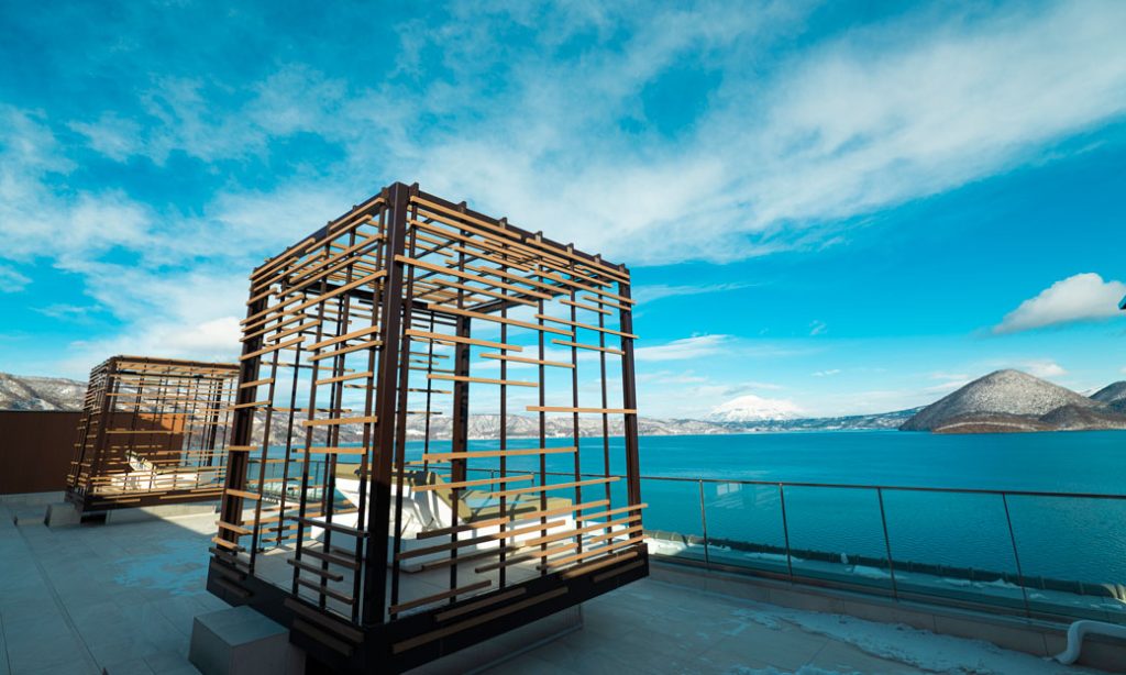 屋顶露台：从春季到秋季，是可以近距离欣赏洞爷湖的人气活动、长期烟花大会的空间。（长期烟花大会举办时间为4月下旬至10月末）冬季则成为欣赏洞爷湖雪景与羊蹄山美景的空间。 
【营业时间】上午8点～上午11点 / 下午3点～晚上10点