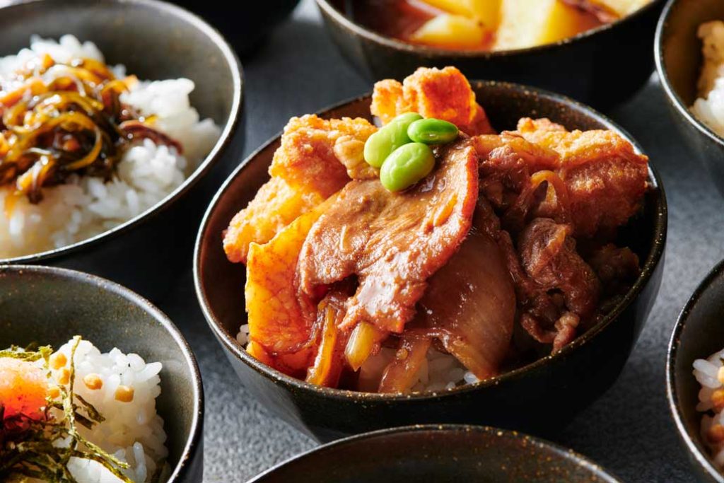 猪肉盖饭、炸鸡盖饭、鲑鱼的锵锵烧等，可用小碗享用的盖饭菜单也很受欢迎。
